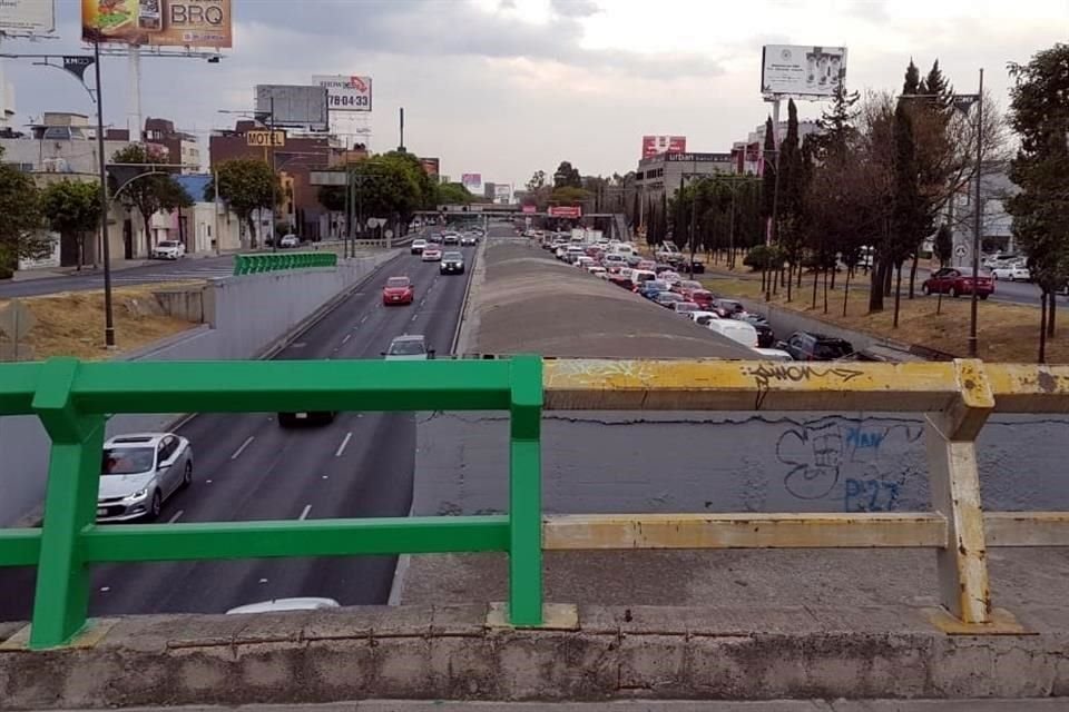 Al cruce con Zaragoza inició la construcción de un puente vehicular para evitar un semáforo que actualmente forma largos congestionamientos a la altura del Metro Puebla