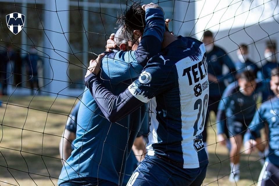 Kaleth Hernández festejó con Dorlan Pabon y elementos de primer equipo el gol olímpico, que dio el trinfo a Rayados.