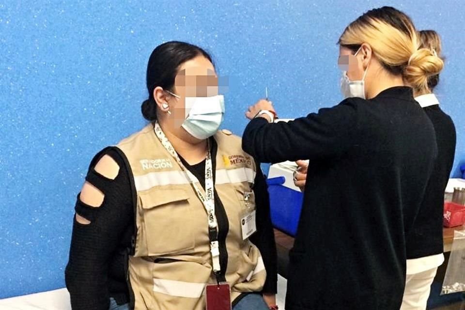 Al menos en cuatro estados, los servidores públicos fueron captados recibiendo la vacuna contra el Covid-19.