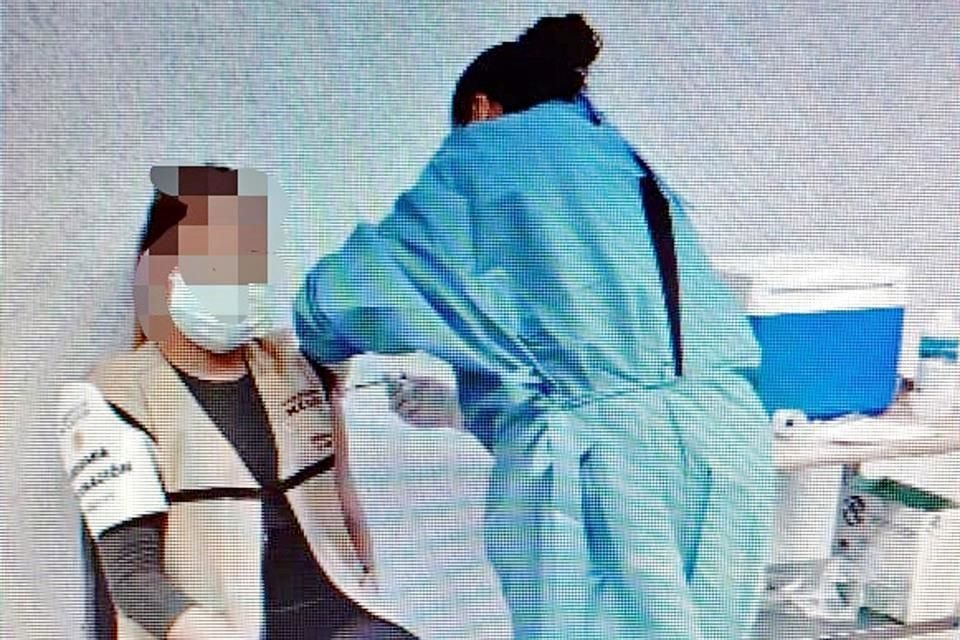 Al menos en cuatro estados, los servidores públicos fueron captados recibiendo la vacuna contra el Covid-19.