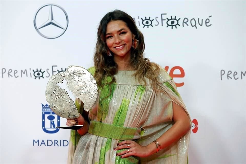 La actriz Juana Arias, con el galardón que obtuvo el filme mexicano en los Premios Forqué, del gremio de productores.