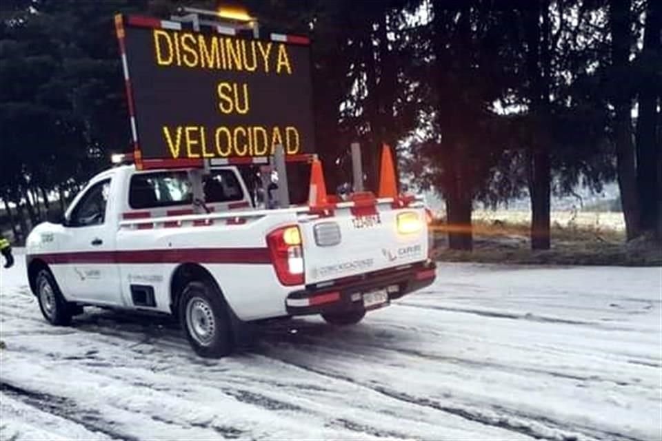 Aspecto de la granizada en la México-Cuernavaca.