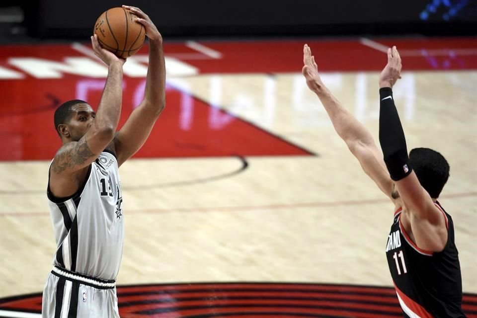 LaMarcus Aldridge terminó el partido con 22 puntos.