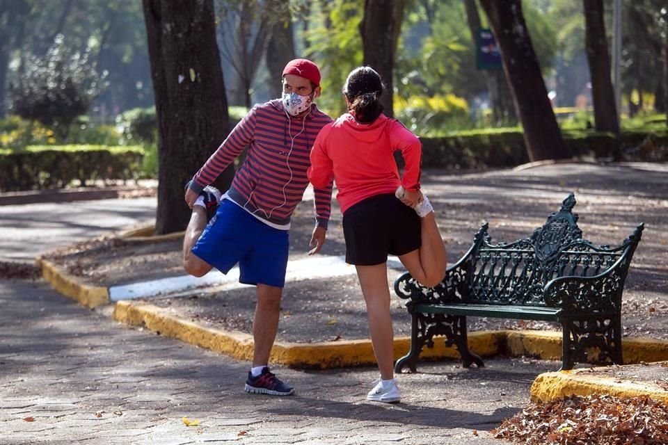 Deportistas aprovechan la reapertura de gimnasios al aire libre para retomar sus actividades