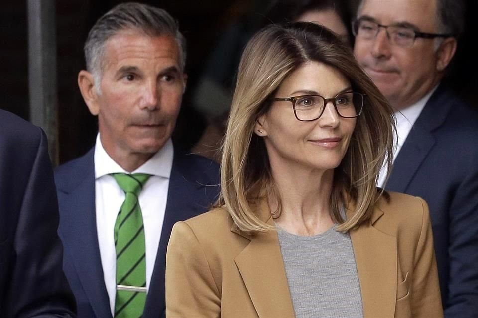 Mossimo Giannulli, esposo de la actriz Lori Loughlin, terminó su cuarentena en la cárcel y ahora será trasladado a un área de mínima seguridad.