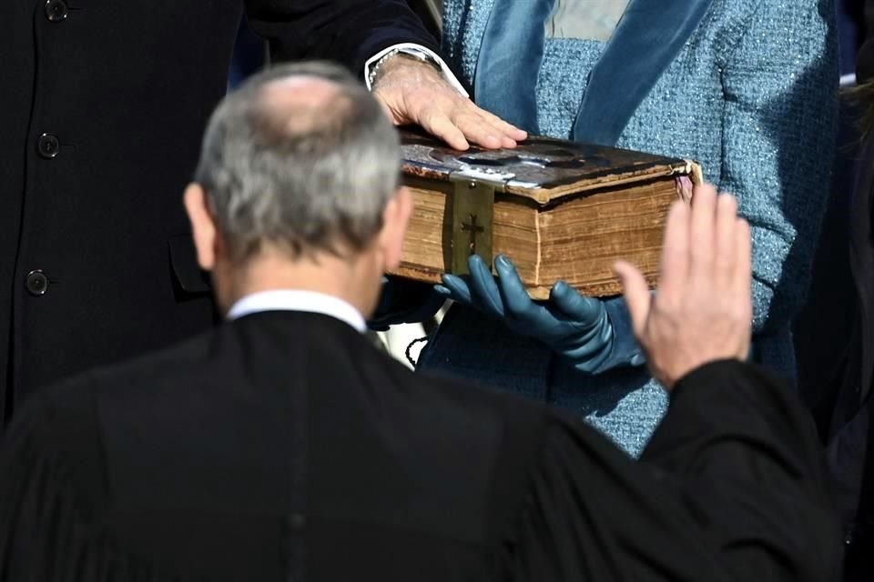 El Presidente de Estados Unidos, Biden tomó el juramento del cargo poco con una biblia que ha estado en su familia desde 1893