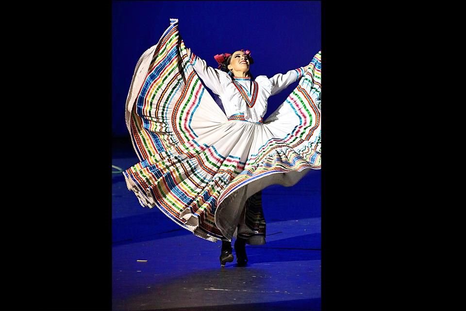 La Escuela de baile de Amalia Hernández imparte talleres de danza a través de Zoom.