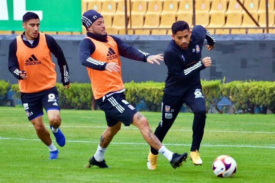 Nicolás López entrenó ayer con Tigres en el Estadio Universitario.