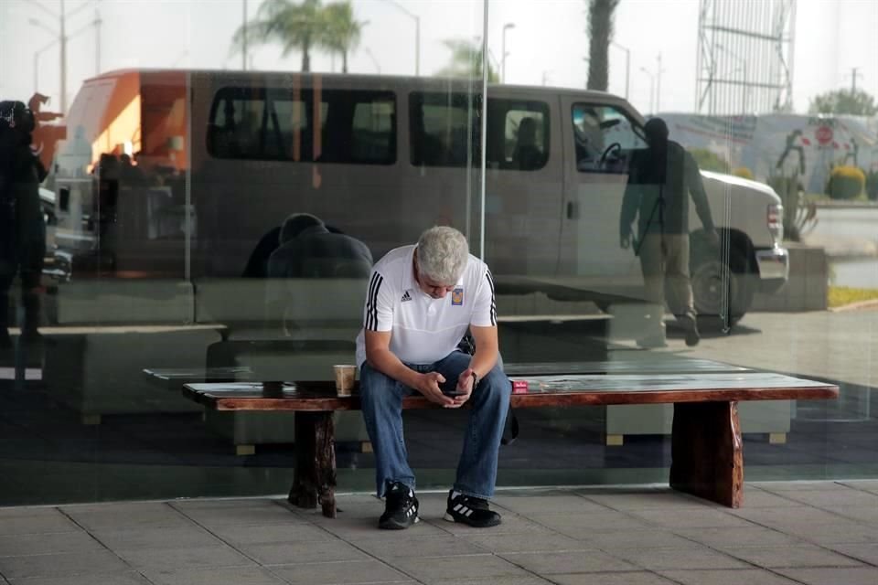 Ricardo Ferretti atendió durante un buen rato su celular, antes de dirigirse al aeropuerto.