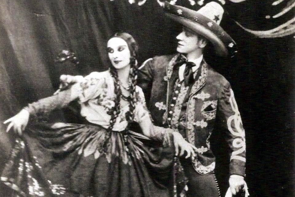 La célebre bailarina junto Alexander Volinine, vestido de charro.