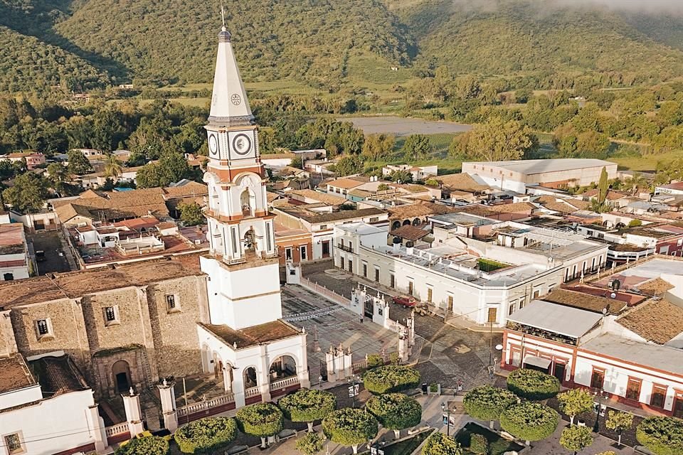 Admira la Parroquia de Nuestra Señora de los Dolores.