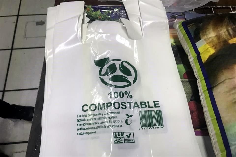 En locales de Santo Domingo, se imprimen bolsas convencionales con leyendas '100% biodegradable' o '100% reciclable' en tinta verde.