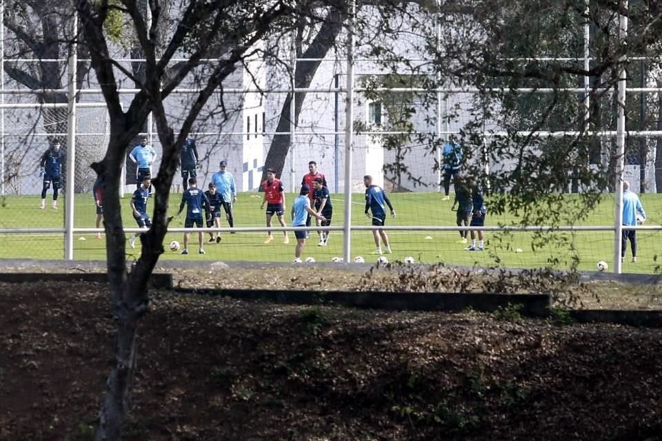 El técnico Javier Aguirre trabaja en El Barrial con lo que tiene.