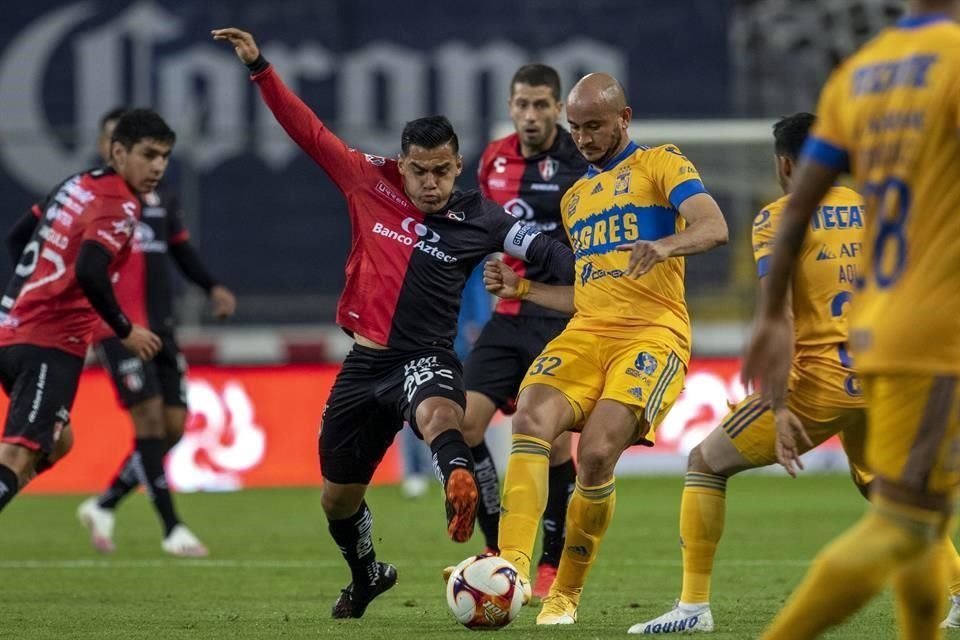 El paraguayo Carlos González sufrió una lesión en el duelo en el que los Tigres vencieron 2-0 al Atlas.