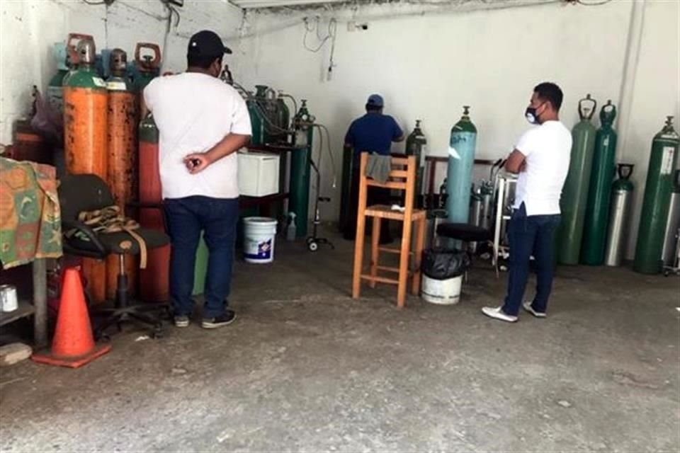 Esperan clientes que les puedan dar oxígeno para sus tanques, a cambio de entre 230 y 500 pesos.