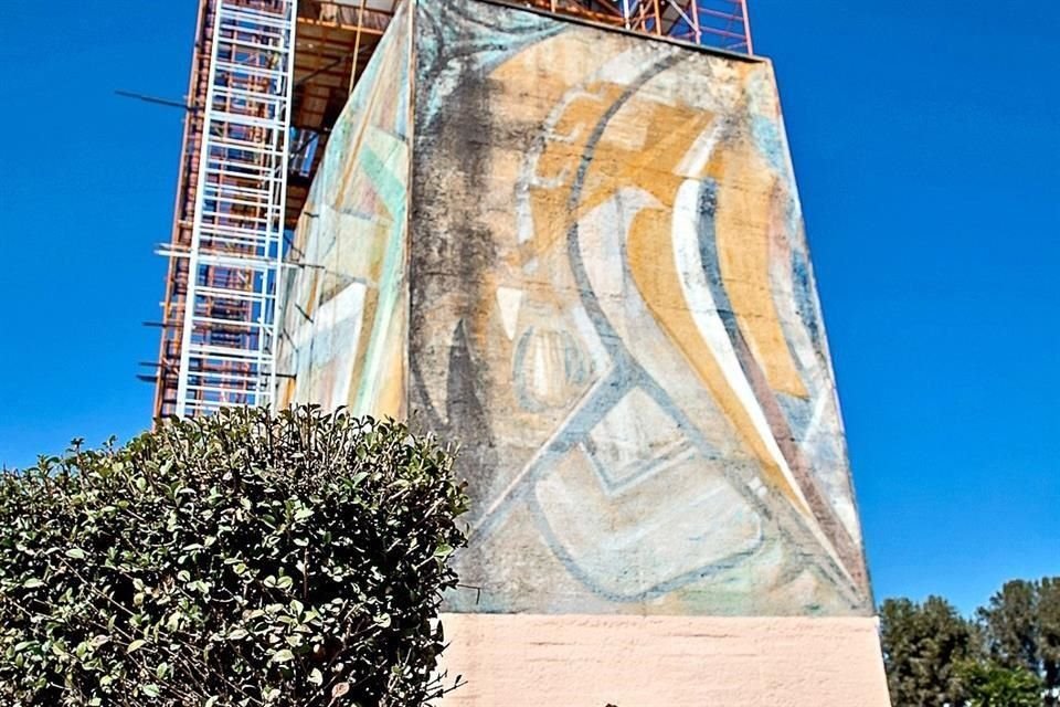 También presentan deterioro los murales sobre el basamento.