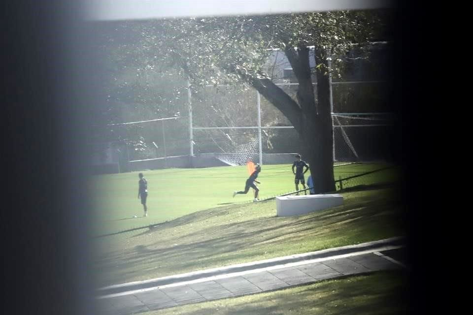 Al colombiano se le apreció trabajando con balón en las instalaciones de El Barrial.