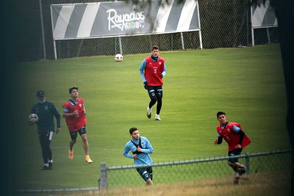 César Montes fue uno de los jugadores que regresó hoy a las prácticas.