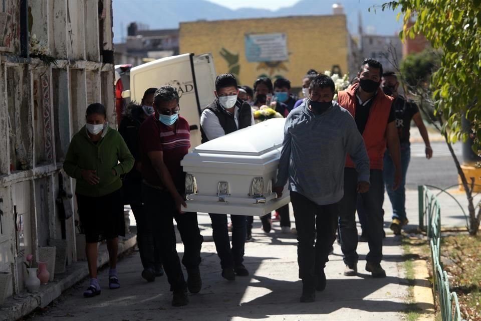 El aumento de entierros obligó a desocupar espacios en el Panteón de Neza y ante el repunte de muertes, desocupar lugares es casi tan intenso como el de volver a ocuparlos