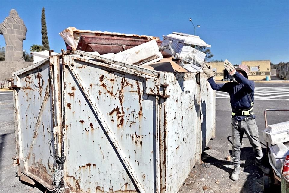 Una decena de cadáveres del panteón de Nezahualcóyotl son exhumados diario; ataúdes se tiran a la basura, y nichos se ocupan de inmediato.