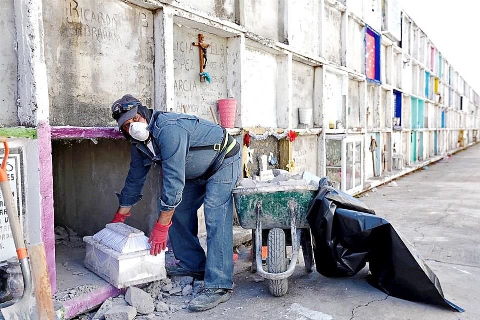 Una decena de cadáveres del panteón de Nezahualcóyotl son exhumados diario; ataúdes se tiran a la basura, y nichos se ocupan de inmediato.