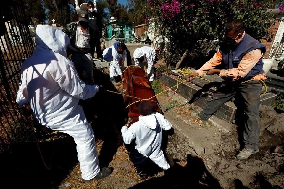 Un funeral de un fallecido por Covid-19 el 21 de enero de 2021, en el Panteón de Tlahuac, en Ciudad de México.