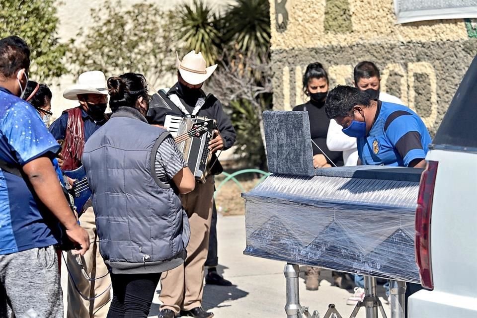 Aunque siguen tradiciones como la música, pandemia ha dado un giro a ritos funerarios; ahora toman fotos con celular y hacen videollamadas.