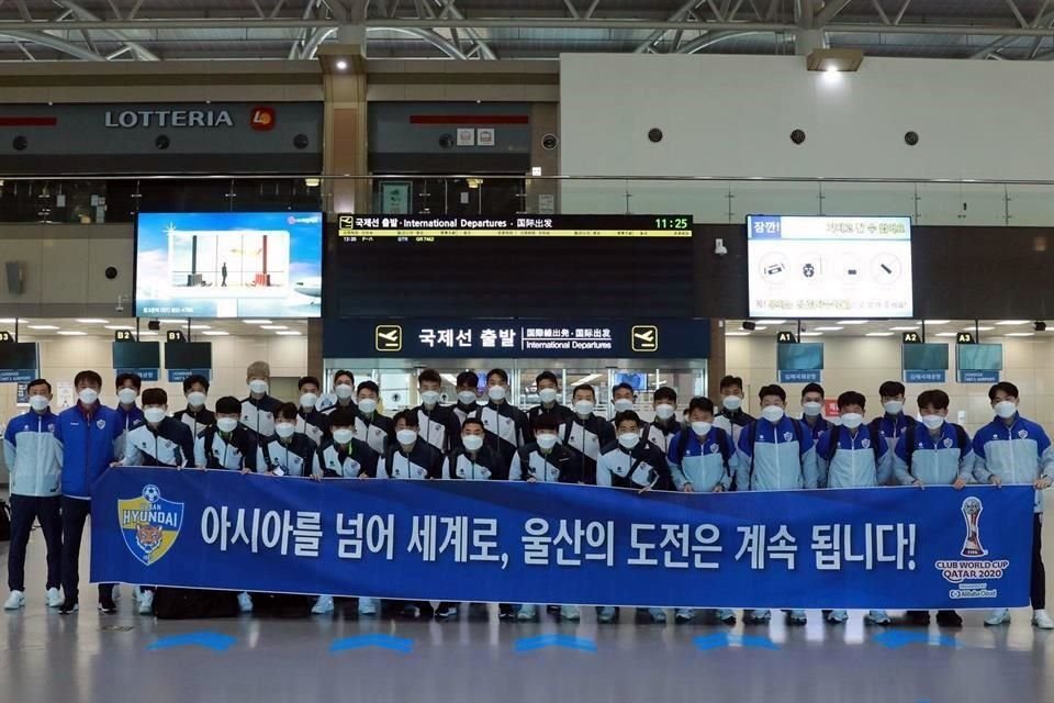 La comitiva del Ulsan Hyundai se tomó esta fotografía antes de abordar.