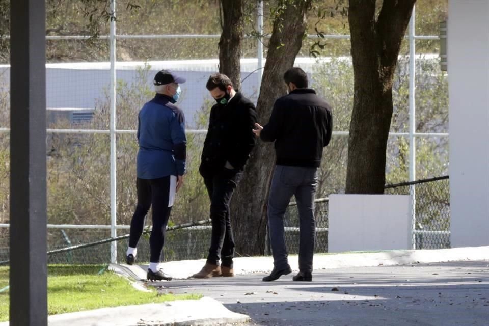 Duilio Davino estuvo en el entrenamiento en El Barrial; se le vio dialogando con Javier Aguirre.