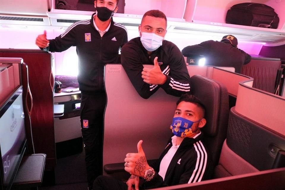 Diego Reyes (izq. a der.), Rafael Carioca y Javier Aquino durante su viaje rumbo a Qatar.