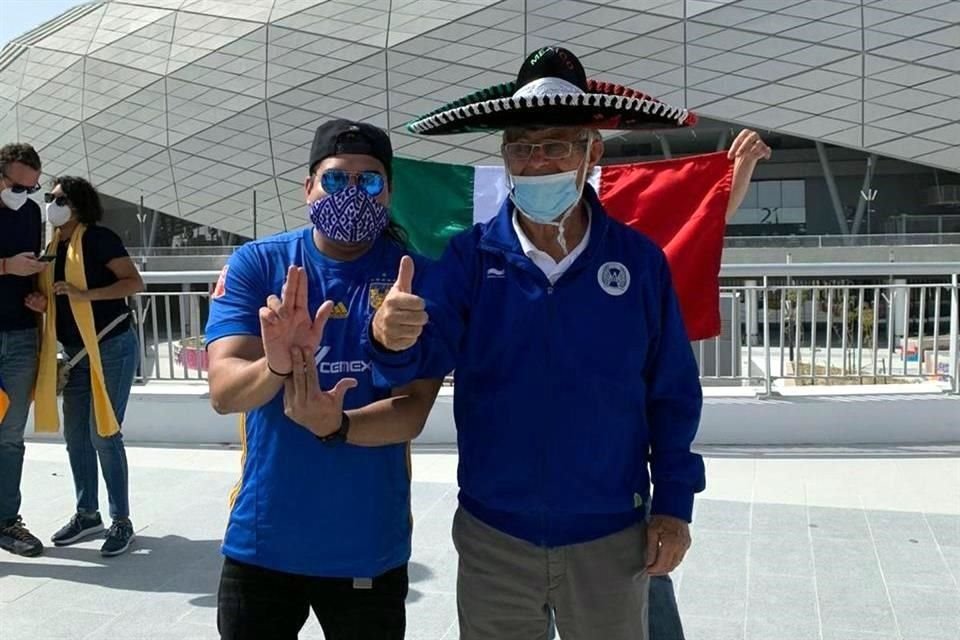 El mítico entrenador Bora Milutinovic también estuvo presente entre los 'Libres y Loqos'.