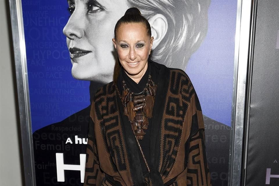 Donna Karan se contagio de coronavirus un día después de haber recibido la primera vacuna contra la enfermedad.