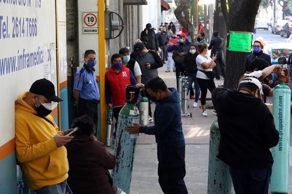 Filas de personas en la Ciudad de México que buscan obtener un tanque de oxígeno para pacientes de Covid-19.