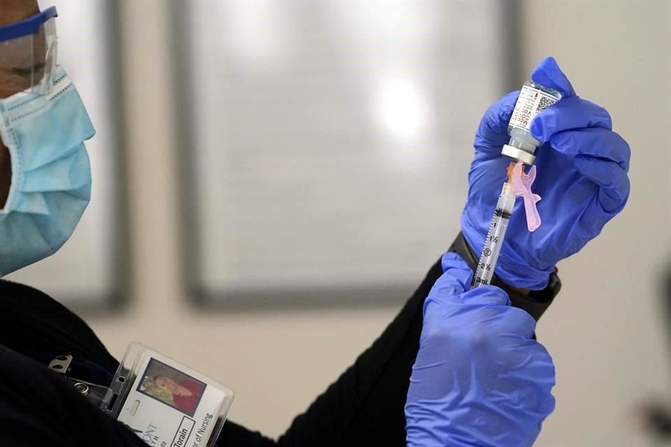 Una enfermera prepara una dosis de vacuna contra coronavirus en Pittsburgh.