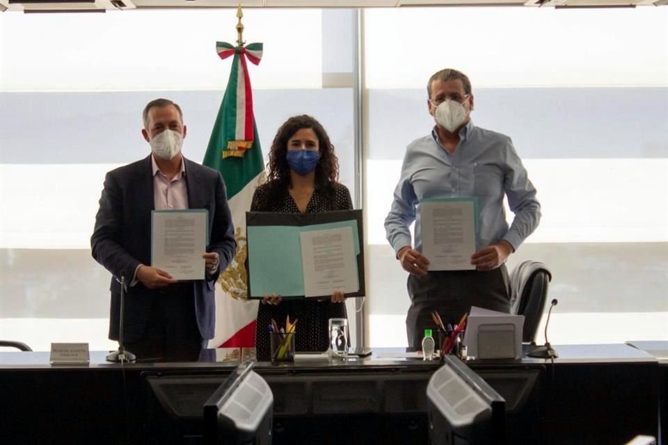 La Secretaría del Trabajo, Luisa Alcalde, atestiguó la firma del acuerdo entre pilotos de ASPA y Aeroméxico.