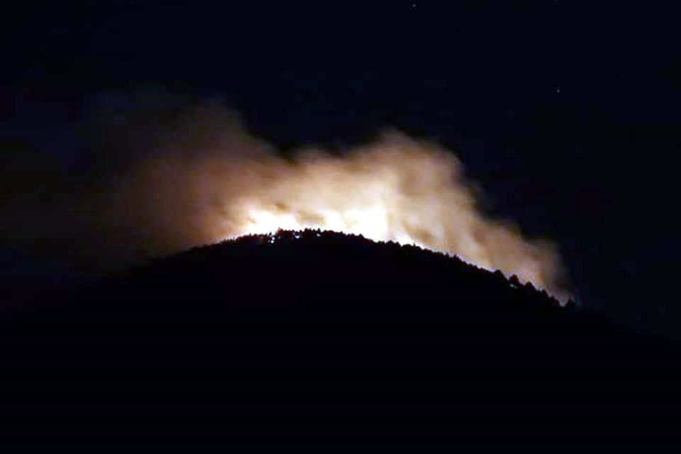 La Secretaría de Gestión Integral de Riesgos y Protección Civil (SGIRPC) precisó que el incendio se suscitó a partir de las 19:00 horas en el camino al Cerro de Tetequilo.