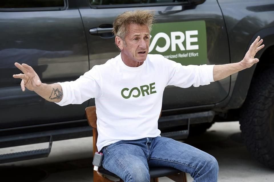 Sean Penn respondió a las críticas que hicieron sus voluntarios sobre su sitio de vacuna Covid-19.