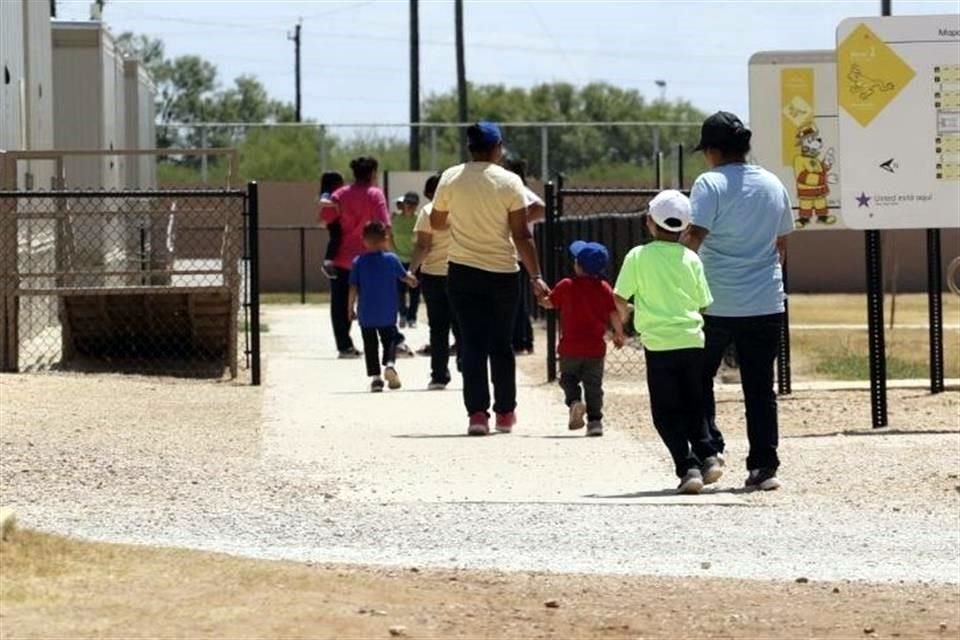 Una ley mexicana prohíbe la detención de menores migrantes, por lo que las familias ya no han sido aceptadas en la frontera. En la imagen, familias migrantes en un centro de ICE en 2019.