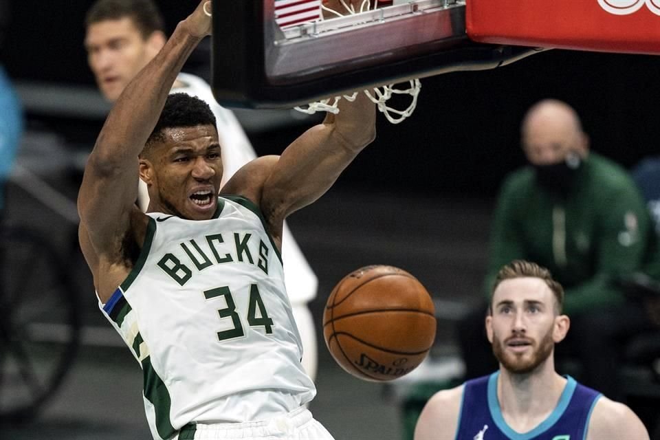 Giannis Antetokounmpo sigue en plan grande con los Bucks.