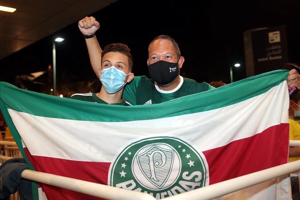 Un par de aficionados brasileños recibieron al 'Verdao' a su llegada al Aeropuerto Internacional Hamad, en Doha.