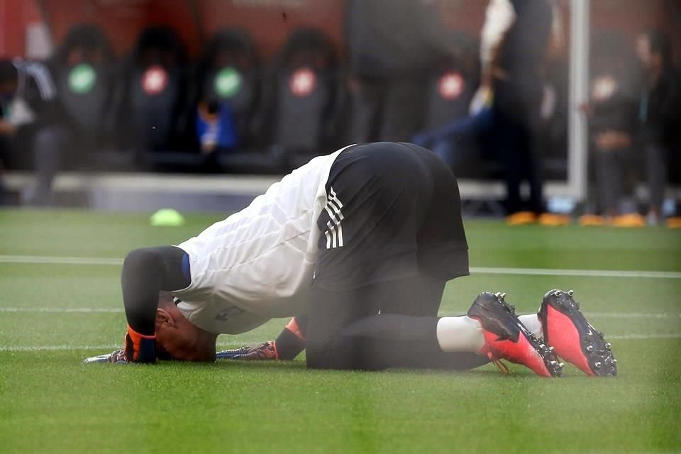 El portero Nahuel Guzmán besó el césped del Estadio Ahmed bin Ali antes del encuentro.