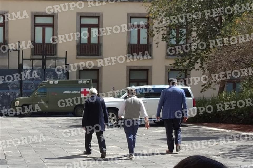 El Presidente caminó acompañado por personal de su ayudantía.