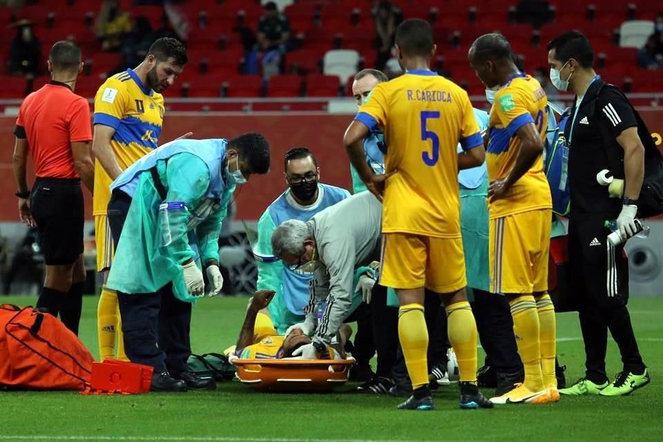 Javier Aquino quedó tendido en la cancha tras un encontronazo de cabezas con el central surcoreano  Kim Keehee y salió en camilla.