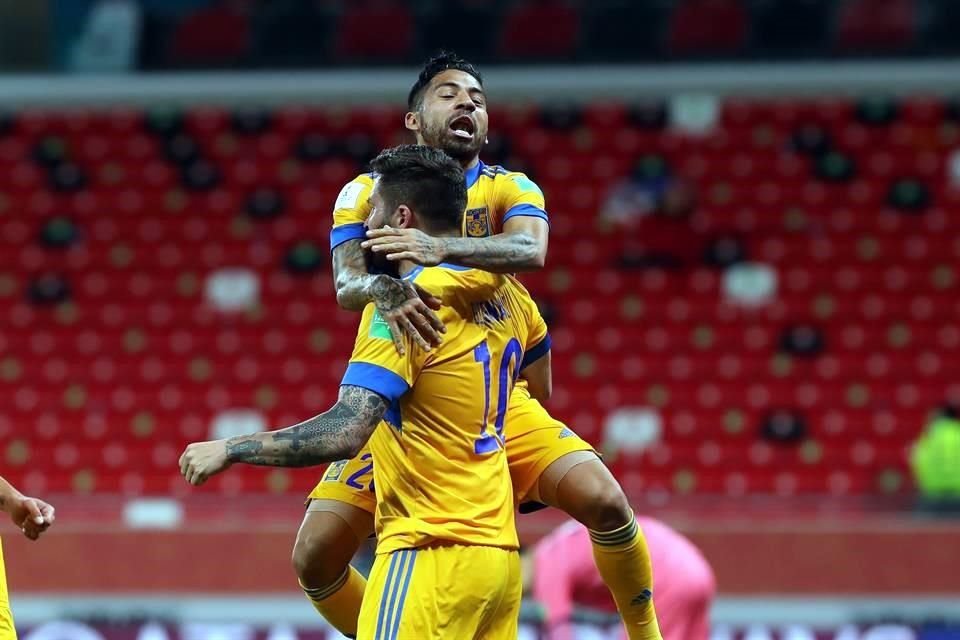 Javier Aquinó celebró saltando para abrazar a André-pierre Gignac tras el segundo gol del encuentro.