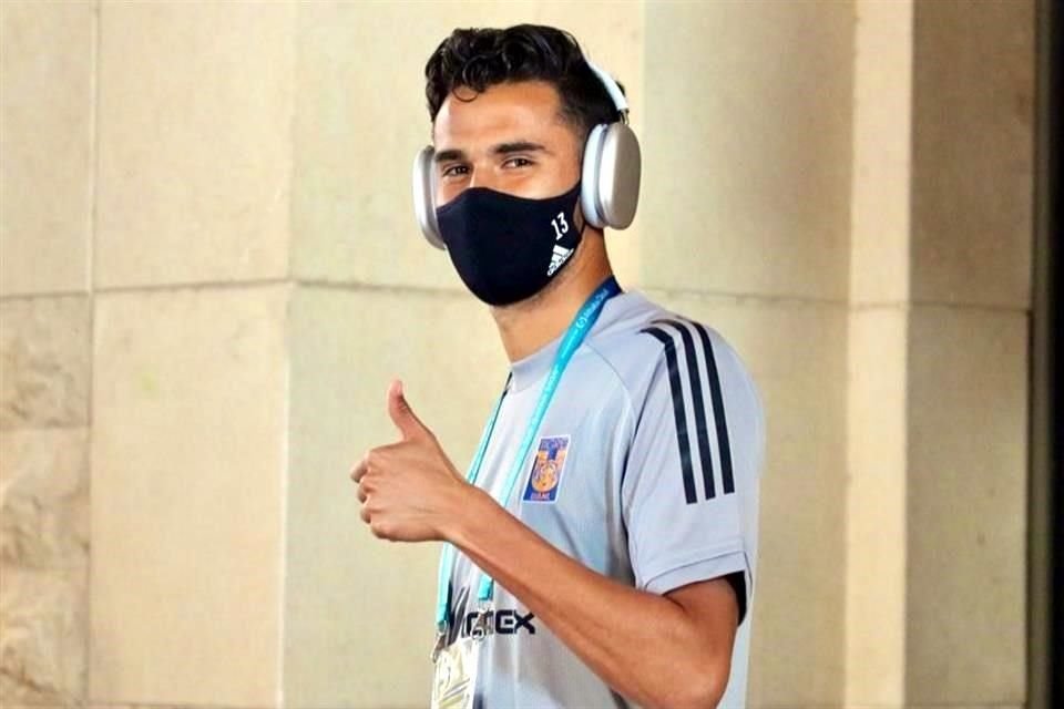 A su salida del hotel, algunos jugadores se vieron de buen humor, como Diego Reyes.