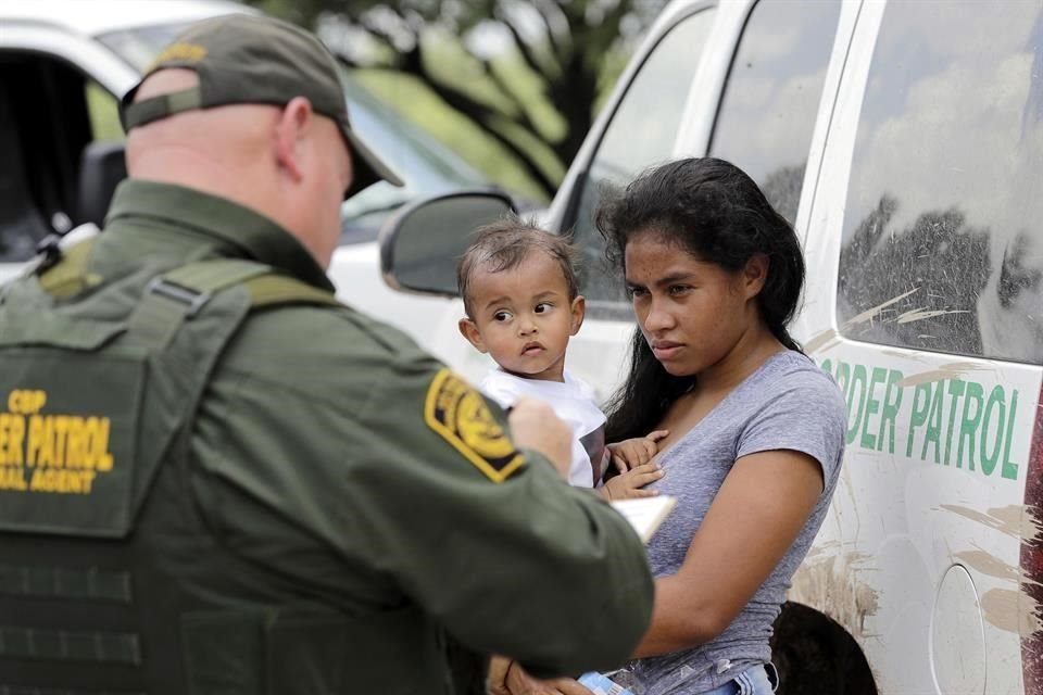 Trump emitirá una serie de órdenes destinadas a rehacer políticas de migración, entre ellas poner fin a ciudadanía por nacimiento, afirman.