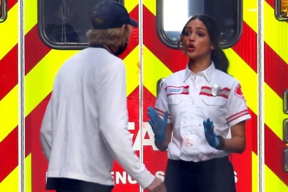 Eiza González y Michael Bay se les ve teniendo una presunta discusión en el set de 'Ambulance'.