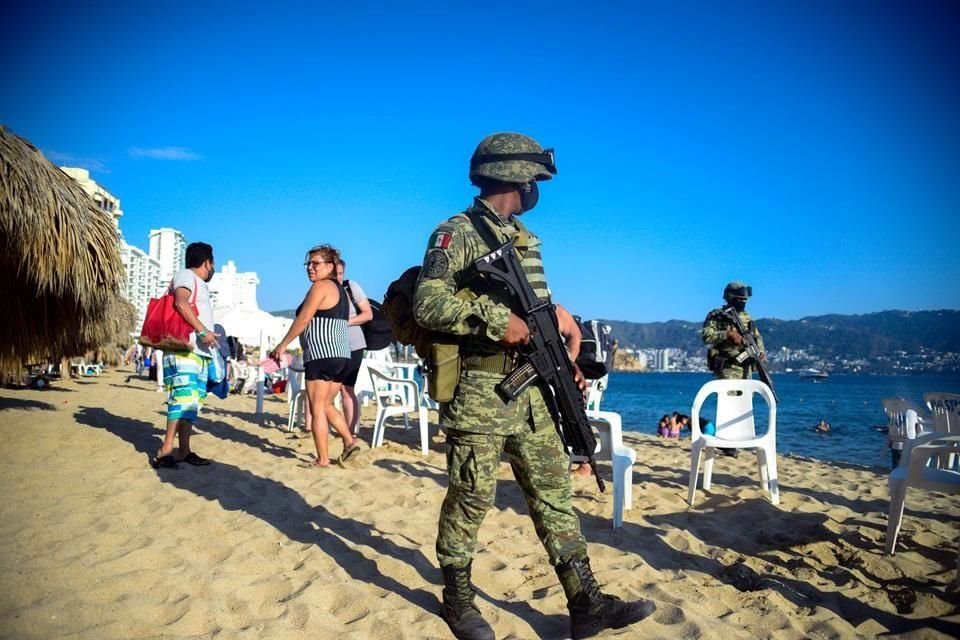 Agentes recorren la playas para exhortar a la población a cumplir con las medidas sanitarias.