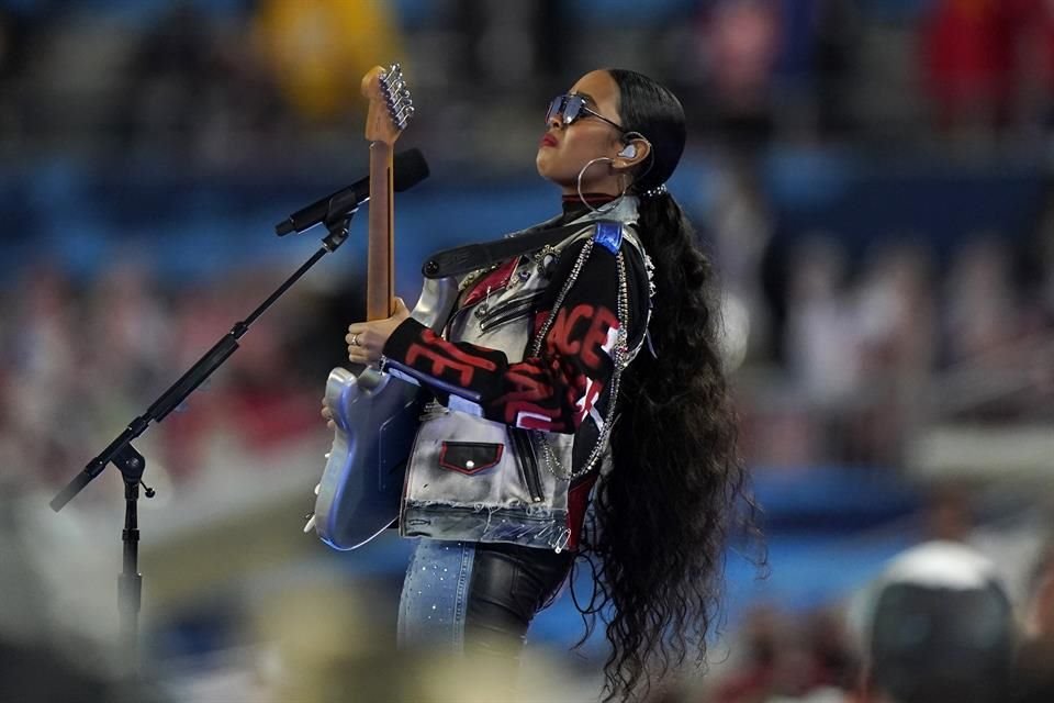 H.E.R. interpretó una versión muy particular del tema 'America the Beautiful'.