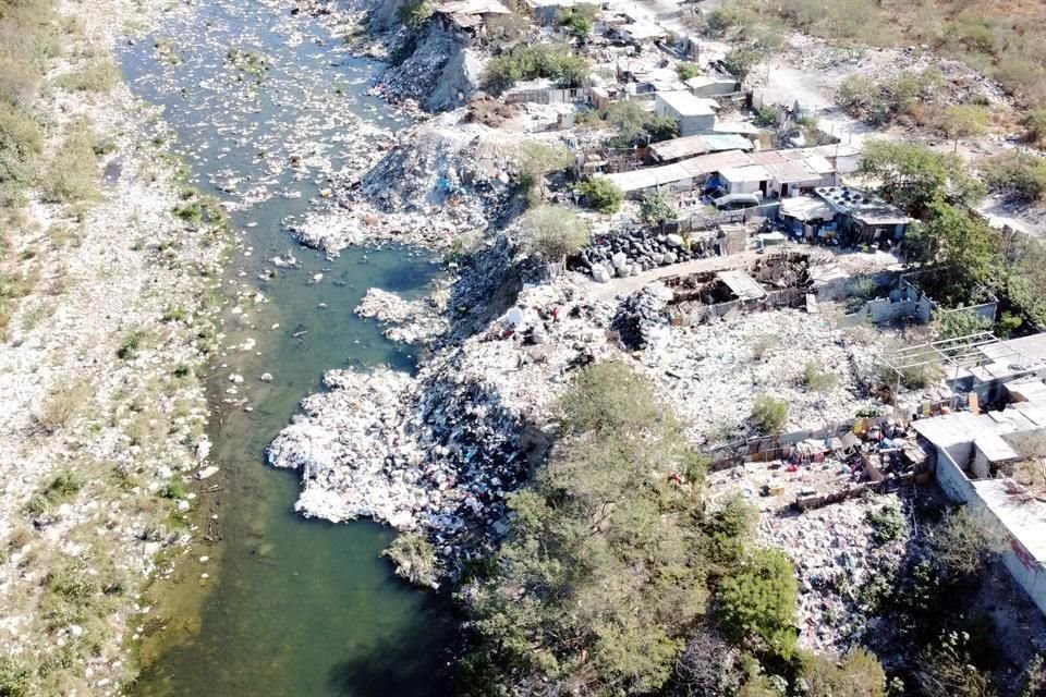 Cada vez los asentamientos irregulares ganan terreno al cauce del Río Pesquería, al que inundan con desechos.